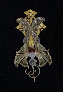 Art Nouveau hanger getiteld 